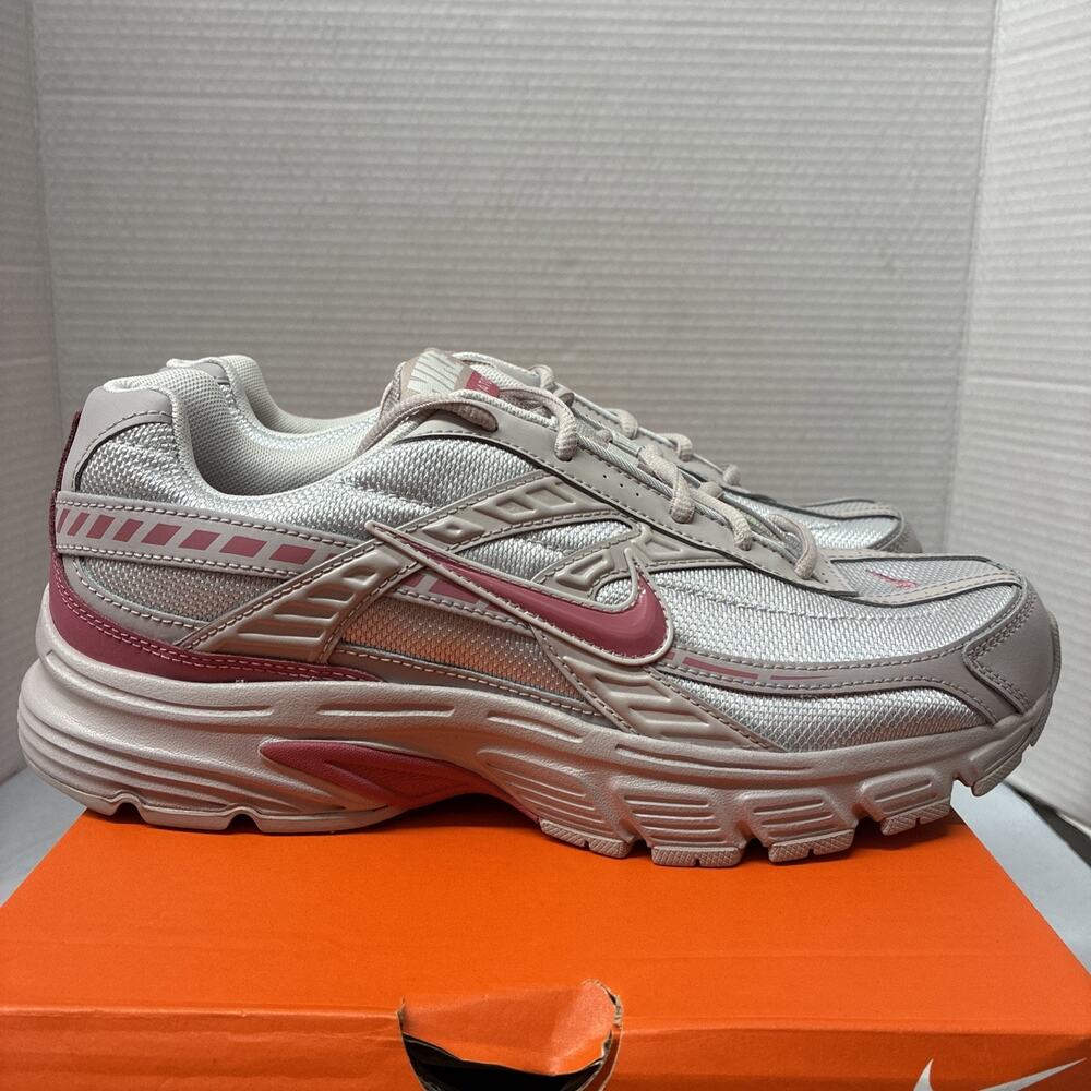 Nike Initiator Women’s Size 10.5 Lace Up Shoe Platinum Violet Peony 394053-009